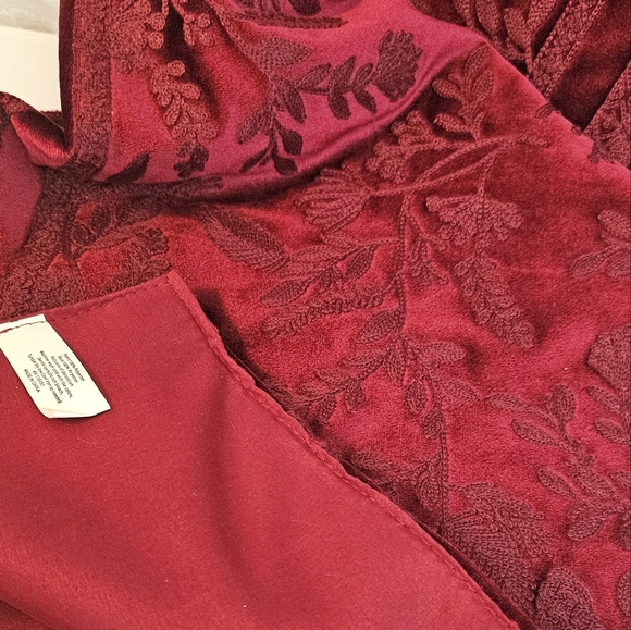 Velvet Embroidered Table Runner - Picture 4 of 14